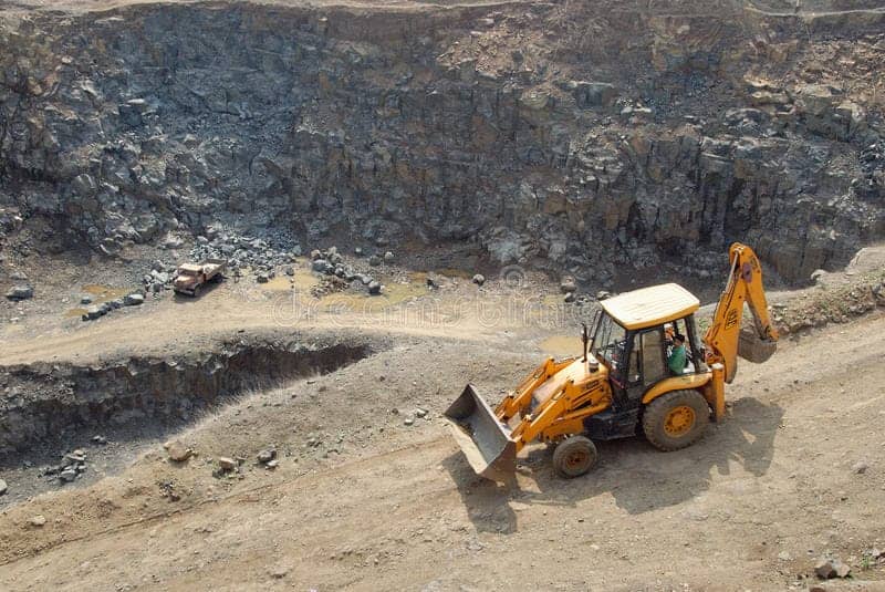 अवैध पत्थर उत्खनन के खिलाफ जिला प्रशासन एक्शन मोड में, चार अवैध क्रशर मशीन पर बुलडोजर चलाकर किया ध्वस्त.