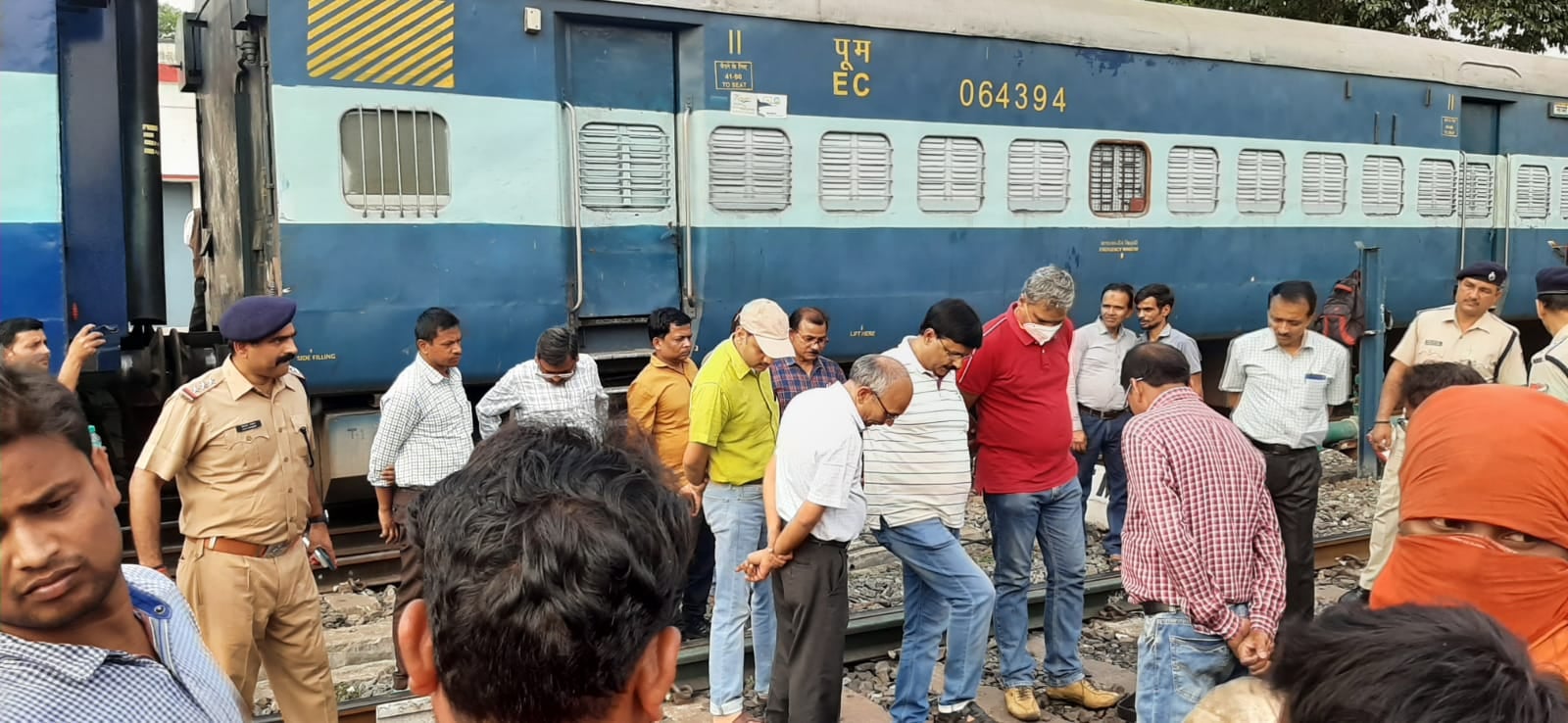 रविवार का दिन रेल के लिए अच्छा नहीं रहा, ट्रेन बेपटरी होने पर गोमो पहुंचे अधिकारी,जानिए और क्या हुआ