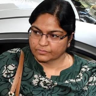 मात्र डेढ़ करोड़ में नप गयी आईएएस पूजा सिंघल! देखिये कैसे कोर्ट में खुद को बताया निर्दोष