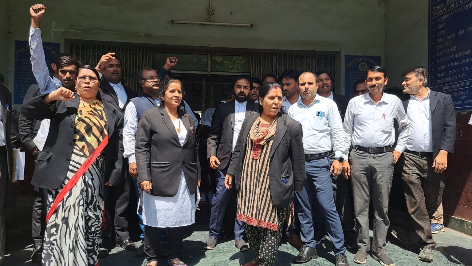 अधिवक्ता को हथकड़ी लगाने के विरोध में जमशेदपुर कोर्ट बंद, अनिश्चितकालीन हड़ताल पर सभी वकील