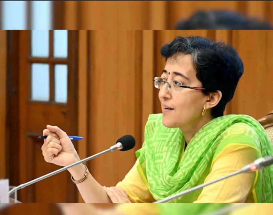 दिल्ली की मंत्री आतिशी ने दिखाई अपनी डिग्री, बीजेपी नेताओं को डिग्री दिखाने की दी सलाह, किस-किस पर उठ चुके हैं फर्जी डिग्री रखने का ओराप, जानें विस्तार से
