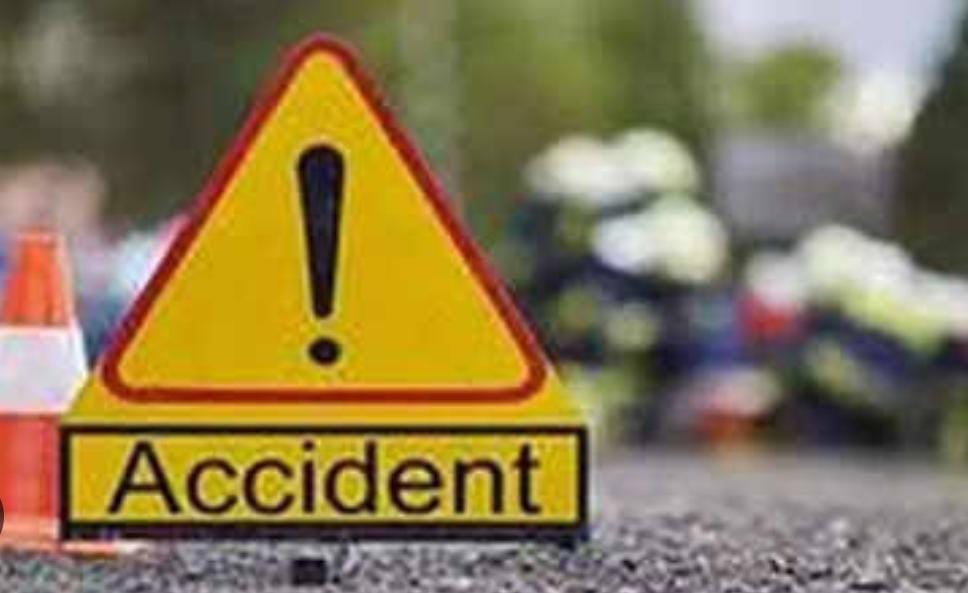 लखनऊ में ट्रैक्टर ट्रोली पुल से नीचे गिरा, हादसे में 13 लोगों की मौत, कई घायल