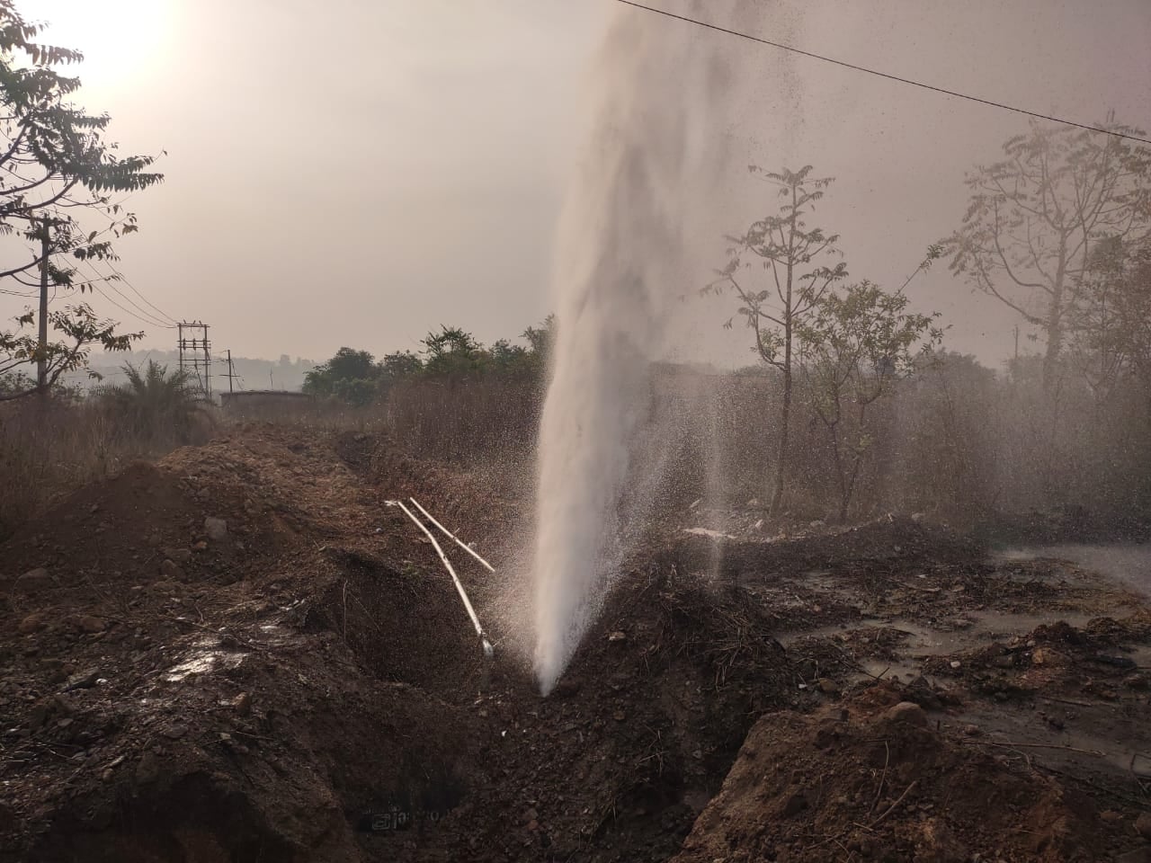 जमीन माफिया मैथन -धनबाद जलापूर्ति योजना की पाइप फोड़ ले रहे कनेक्शन, जानिए डिटेल्स