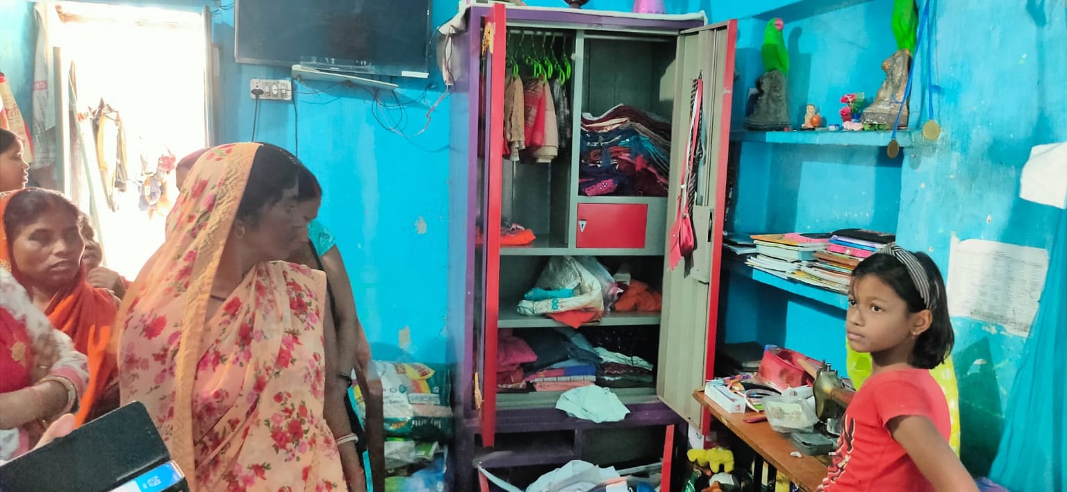 पारसनाथ रेलवे कॉलोनी के दो क्वार्टर में दिन दहाड़े चोरी, पुलिस मामले की जांच में जुटी