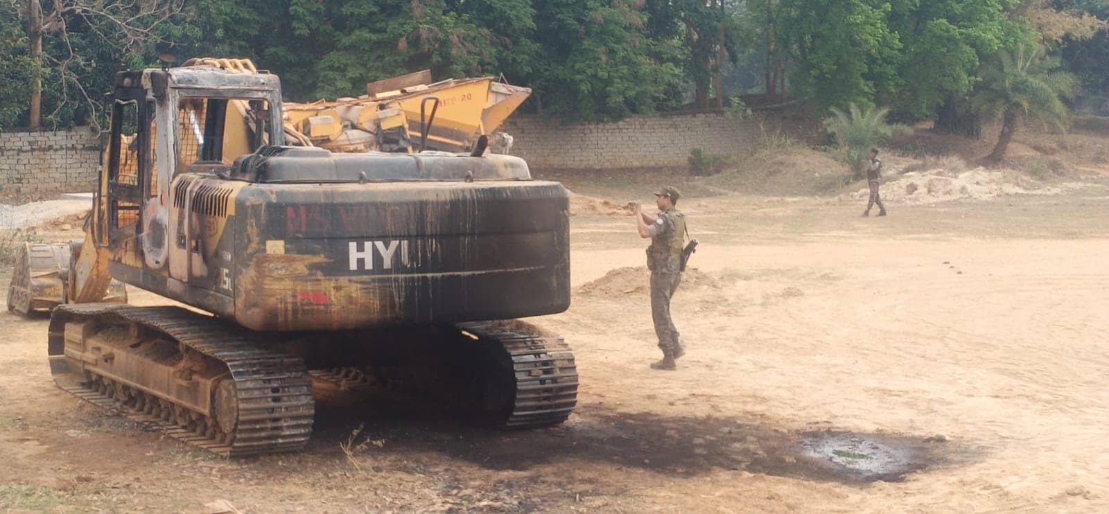 सिमडेगा. पीएलएफआई उग्रवादियों ने शनिवार की रात दिखाय अपना तांडव, लेवी ना देने के कारण सड़क निर्माण कार्य में लगा पोकलेन को किया आग के हवाले