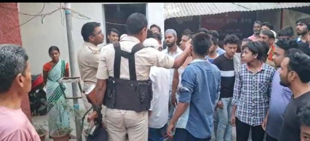 जमशेदपुर में दुकान लगाने को लेकर दो दुकानदारों में जमकर मारपीट, 3 लोग घायल