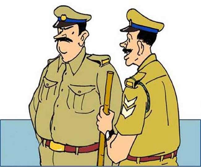 जब महिलाओं ने बीच सड़क दो पुलिसवालों को दौड़ाया, देखिए वाइरल वीडियो