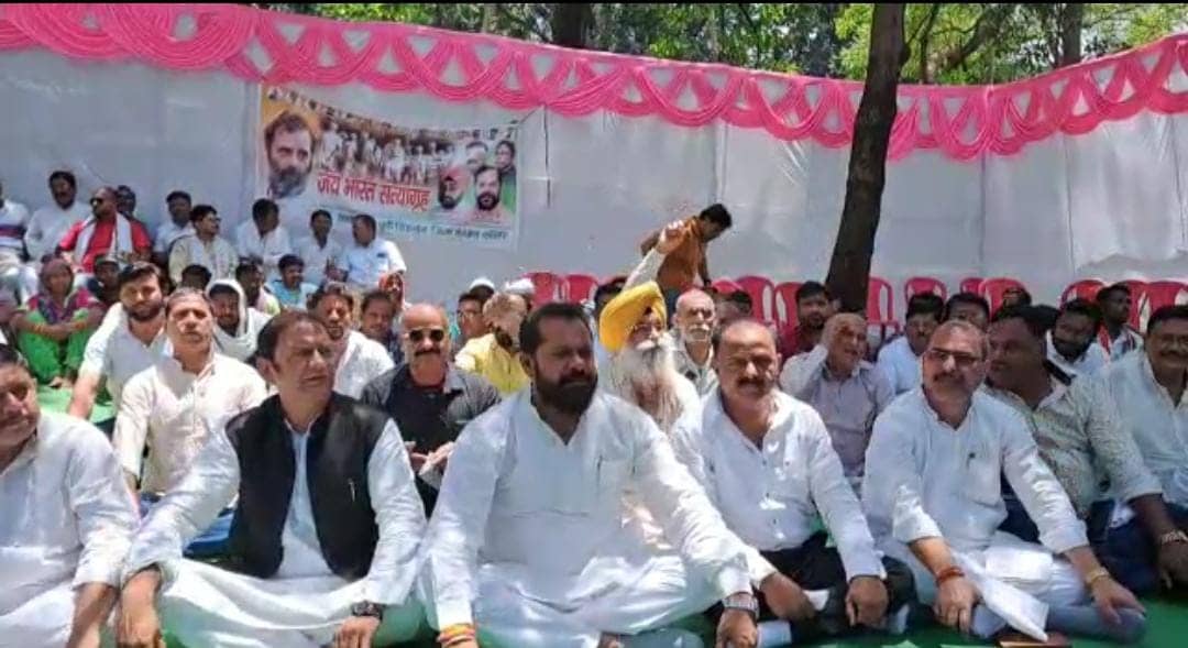 जमशेदपुर: मंहगाई के खिलाफ कांग्रेस का एक दिवसीय धरना, डीसी को छोड़ जनता को सौंपा ज्ञापन