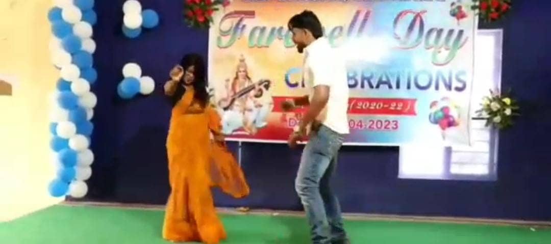 कॉलेज परिसर बना अश्लीलता का अड्डा, शिक्षकों की मौजूदगी में बेशर्मी से डांस करते दिखे छात्र-छात्राएं, देखिए VIDEO