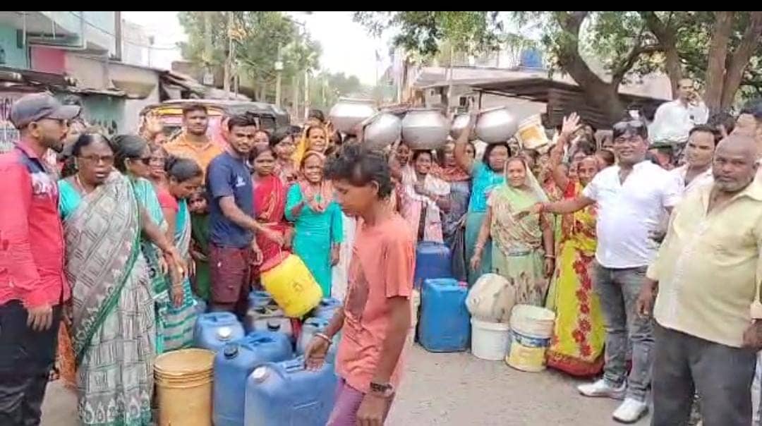 बूंद-बूंद पानी के लिए तरस रहे जमशेदपुरवासी, आक्रोशित लोगों ने पानी के बर्तनों के साथ सड़क पर किया प्रदर्शन