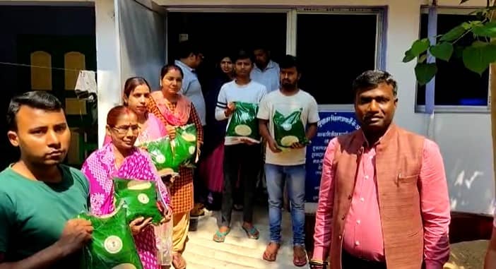 देवघर: जिला में आज से हरा राशन कार्ड योजना शुरू, उपायुक्त ने अपने हाथों से कार्ड धारकों को सौंपा राशन