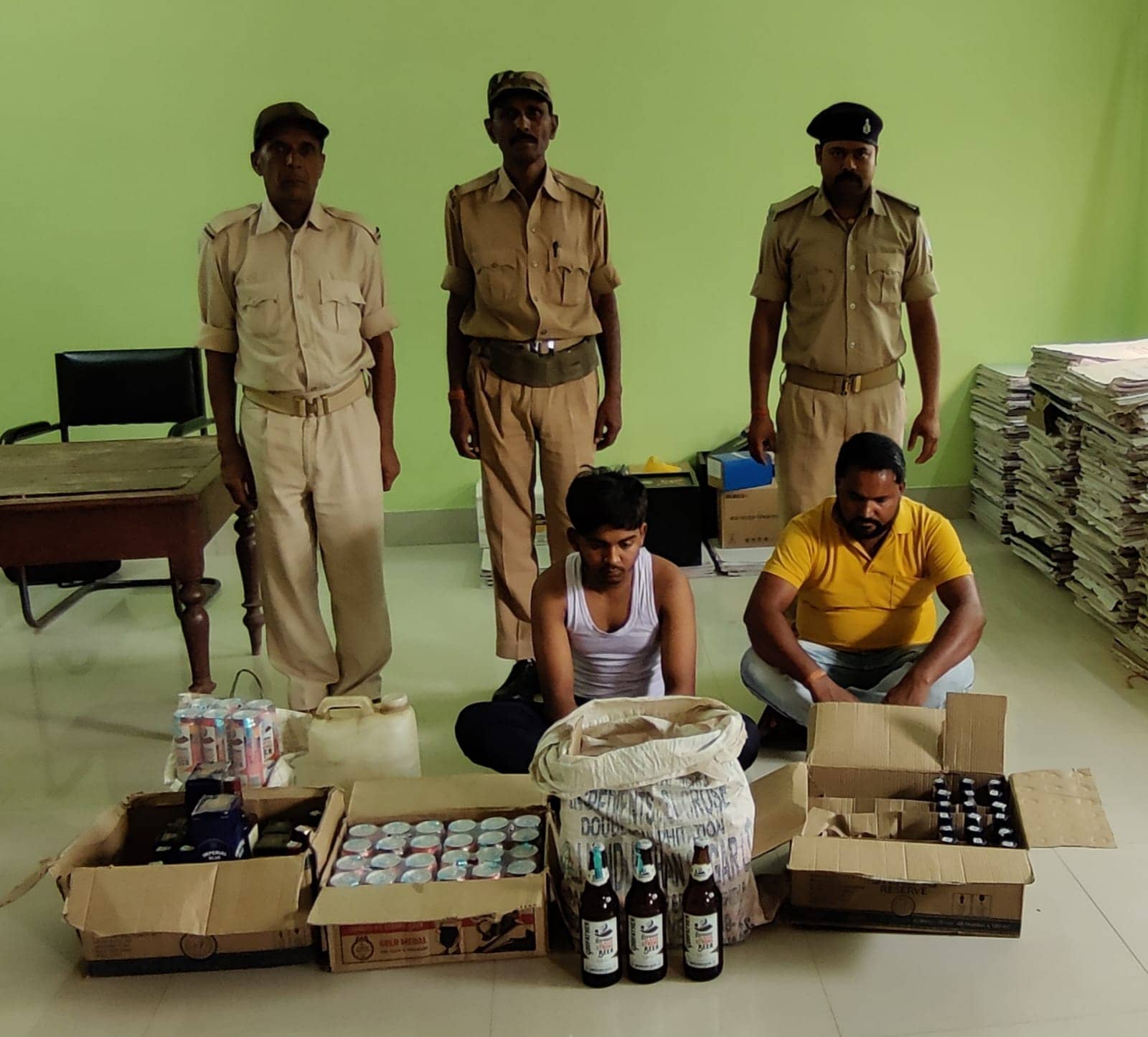 देवघर: अवैध शराब बिक्री के खिलाफ छापेमारी, भारी मात्रा में विदेशी शराब नष्ट