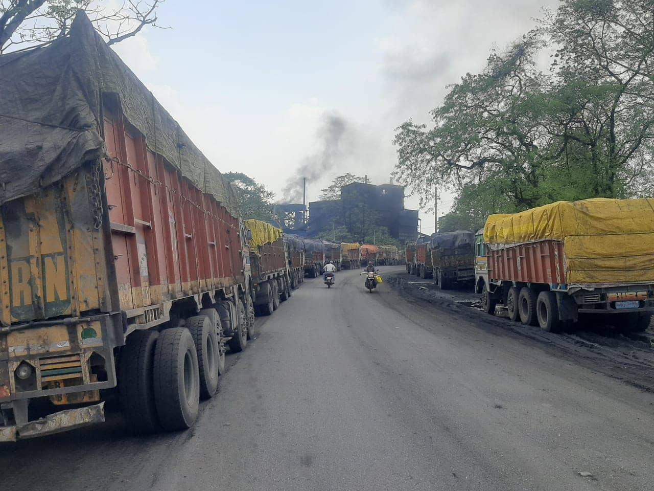 रामगढ़: सड़क पर ट्रकों के जमावड़े से लोग हो रहे हादसे का शिकार, शिकायत के बाद भी नहीं हुई कार्रवाई