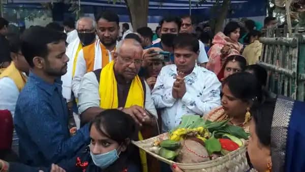 डिप्टी सीएम तारकिशोर प्रसाद ने छठव्रतियों के बीच किया पूजा सामाग्री का वितरण