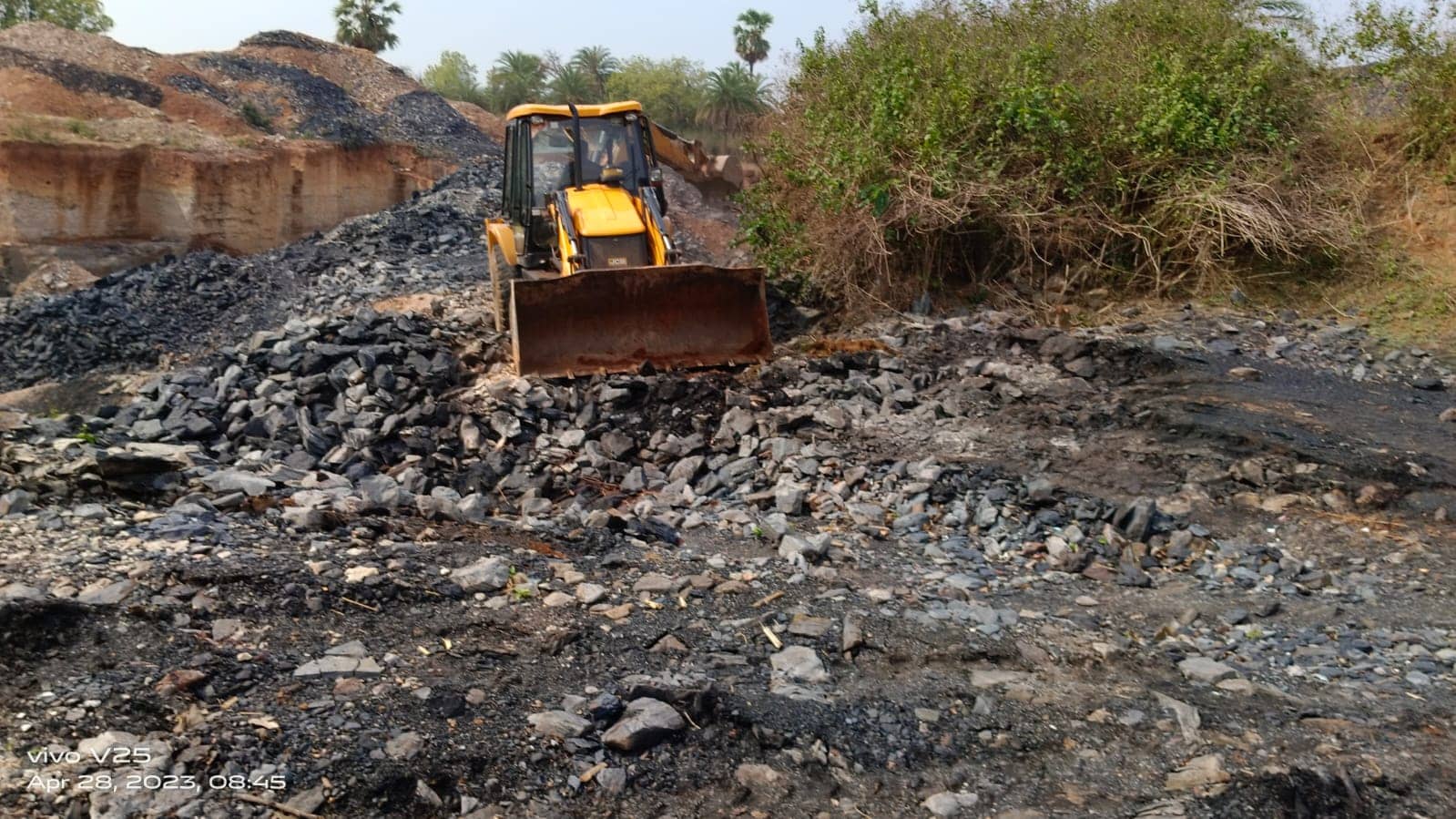 दुमका: अवैध कोयला खदानों पर वन विभाग की बड़ी कार्रवाई, डीसी के निर्देश पर अवैध खदानों को किया गया ध्वस्त