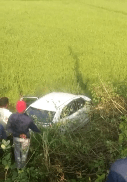 खेत में गिरी कार, बच्ची समेत पांच घायल