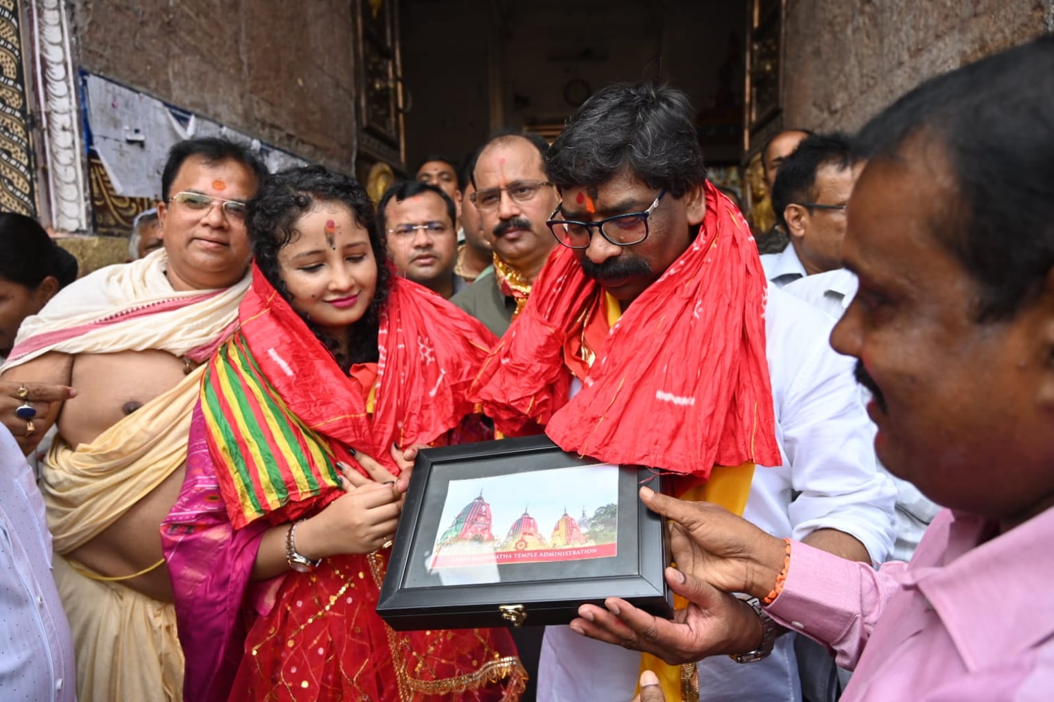 सीएम हेमन्त सोरेन ने पत्नी कल्पना संग पुरी के जगन्नाथ मंदिर में की पूजा-अर्चना, झारखंड वासियों की सुख- शांति की कामना की