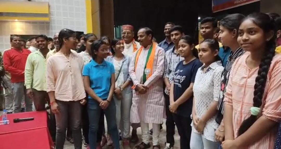 सेंचुरी की खुशी में लौहनगरी में धूम, रघुवर ने लोगों के साथ सुनी ‘मन की बात’