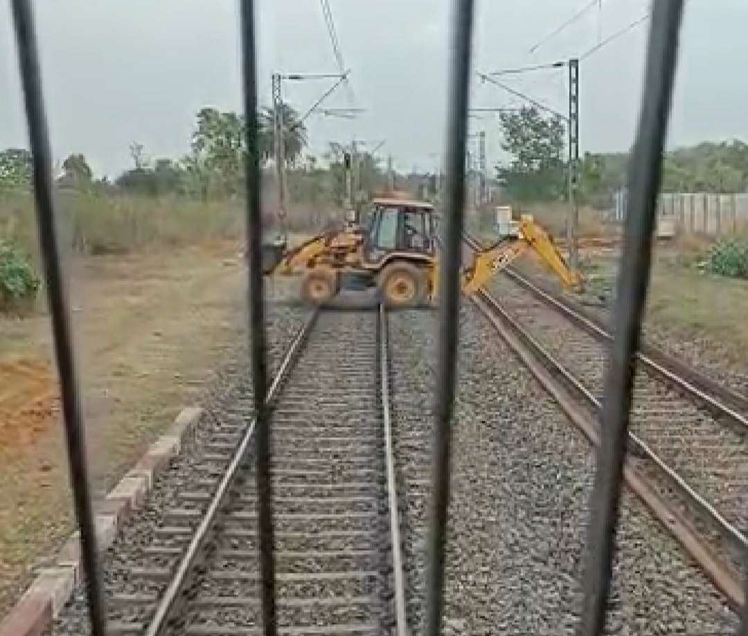 DHANBAD: रेलवे ट्रैक पर तेज रफ्तार में आ रही थी मालगाड़ी, अचानक सामने आ गई जेसीबी मशीन, जानिए फिर क्या हुआ