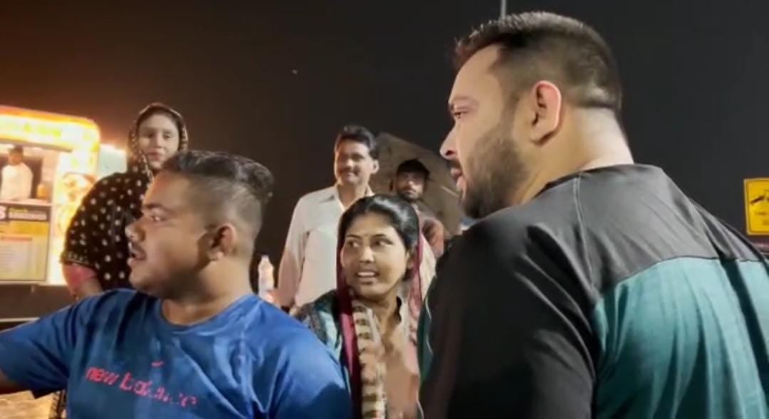 आधी रात सड़कों पर निकले तेजस्वी यादव, कई इलाकों का लिया जायजा