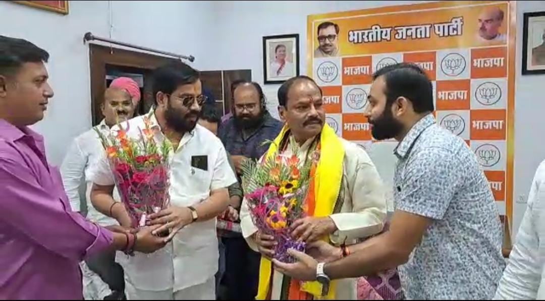 रघुवर दास का हैप्पीवाला बर्थ डे, आवास पर बधाई देनेवालों का लगा तांता