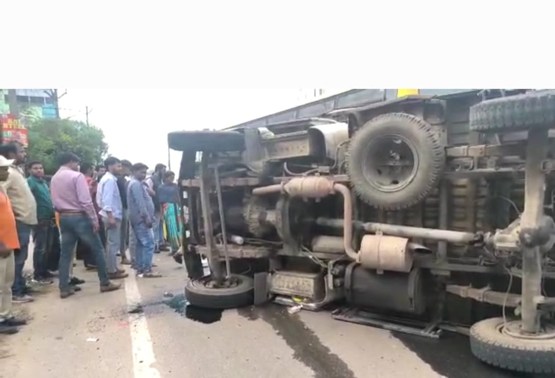 रांची: आक्सीजन सिलेंडर लदा ट्रक पलटा,चालक घायल, यातायात व्यवस्था हुई प्रभावित