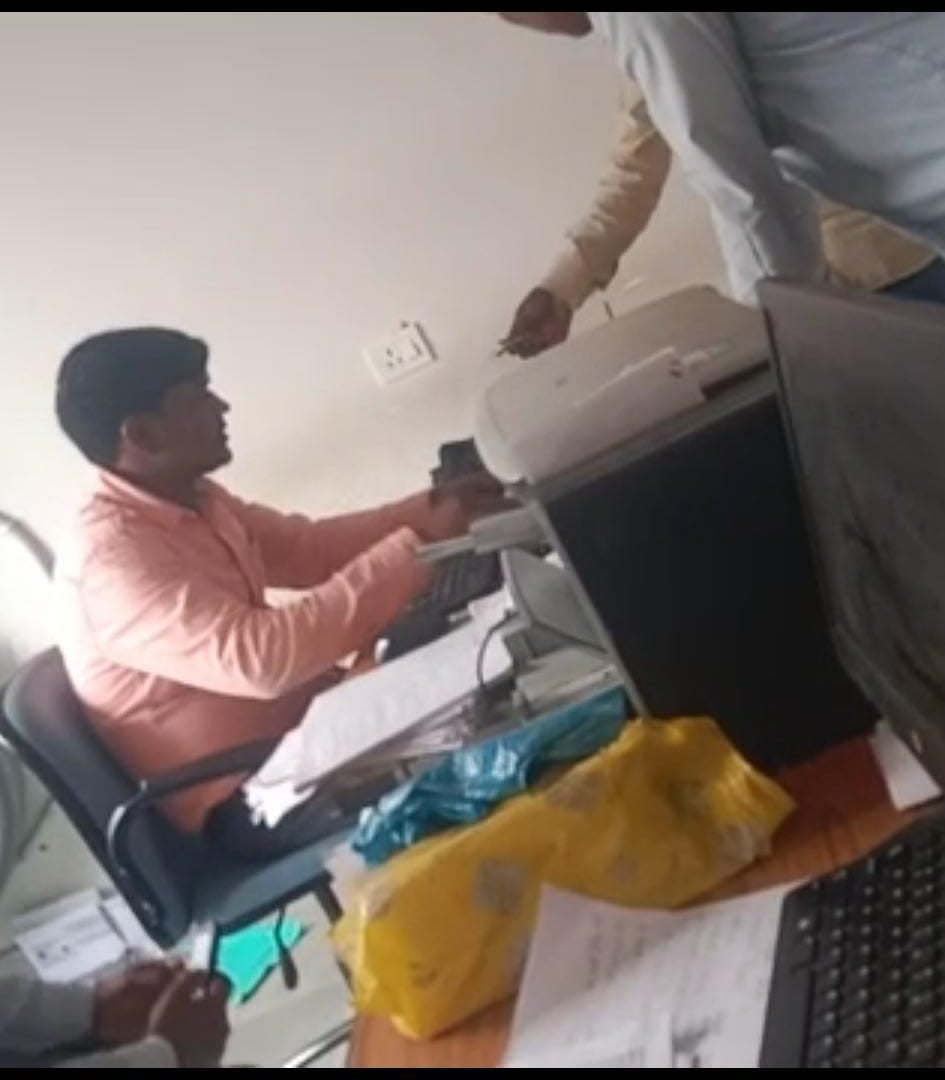 गढ़वा: अंचल कार्यालय से घूस लेने का वीडियो वायरल, देखियें कैसे बुजुर्ग से ली जा रही है खुलेआम घूस
