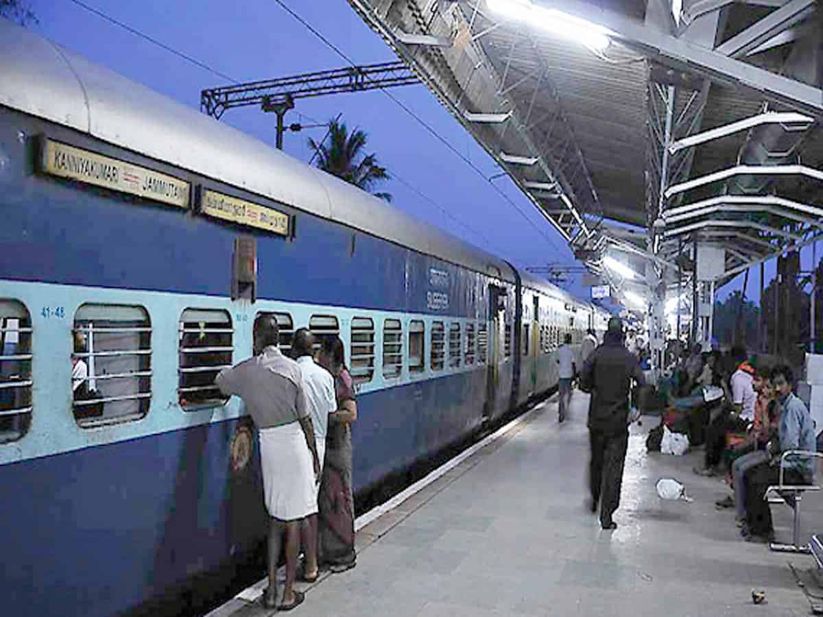 अपनी शादी का कार्ड बांटने गए युवक की ट्रेन से गिरकर मौत, घर में कोहराम