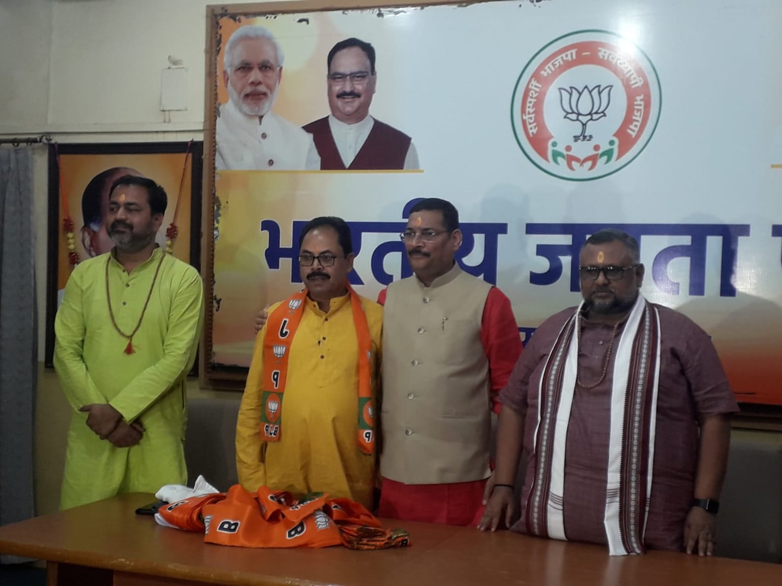 बाबा बैद्यनाथ के सहारे भाजपा की संताल पर नज़र, एक साथ सैकड़ों लोगों ने थामा भाजपा का दामन