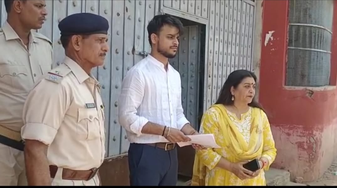 मुख़्यमंत्री की तस्वीर है तो राष्ट्रपति और प्रधानमंत्री की क्यों नहीं, जानिए किसने उठाया सवाल