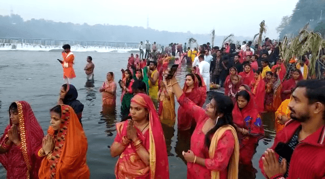 व्रतधारियों ने विभिन्न छठ घाटों पर भगवान भास्कर को दिया अर्घ्य