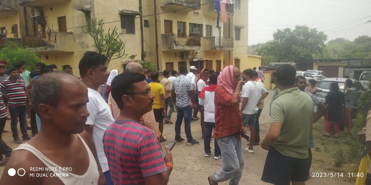 टैंक में घुसे तीन सफाईकर्मियो में एक की मौत ,दो बेहोश ,जानिए कहा का है मामला