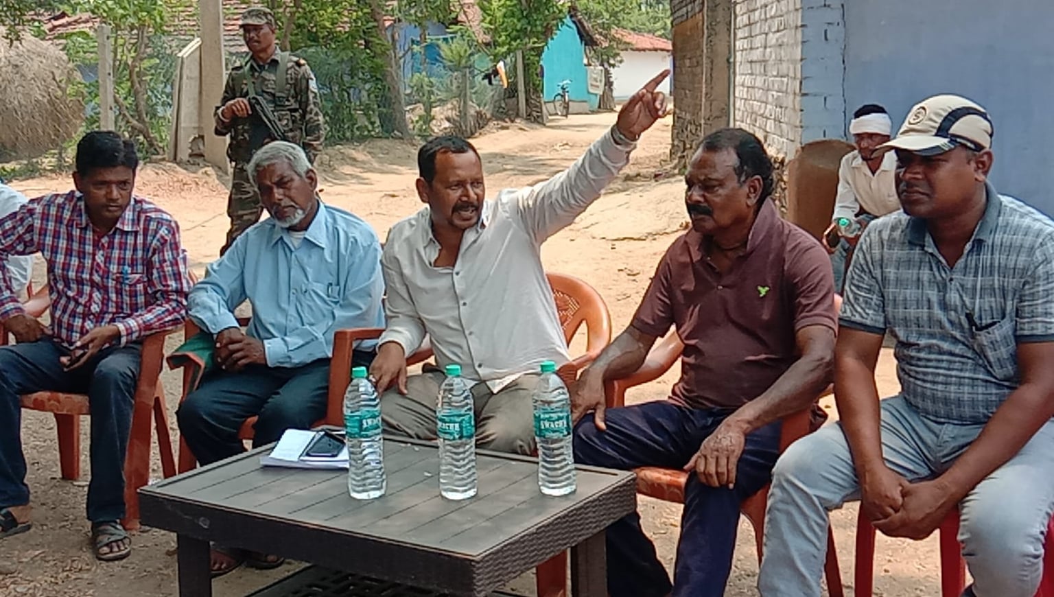 चाईबासा: अधिकतम बिजली बिल और सर्टिफिकेट केस से ग्रामीणों में उबाल