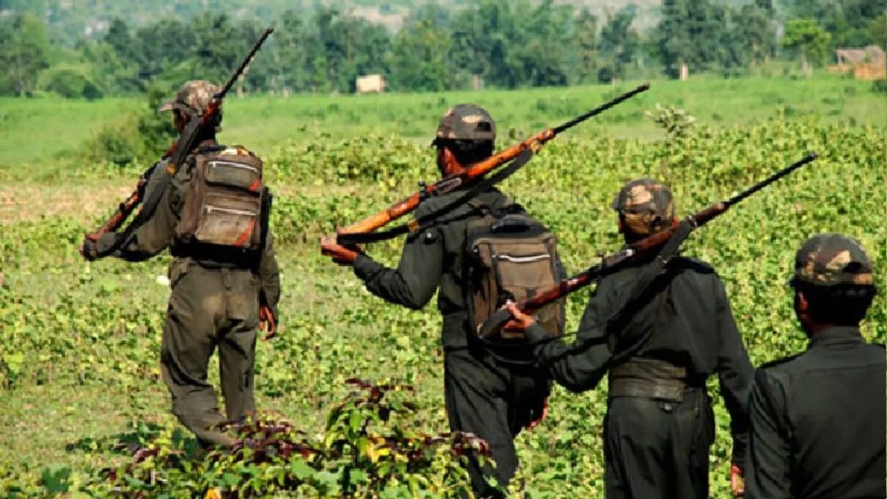 धनबाद के तोपचाची में दिनदहाड़े उग्रवदियों ने फूंक डाली जेसीबी मशीन ,जानिए डिटेल्स
