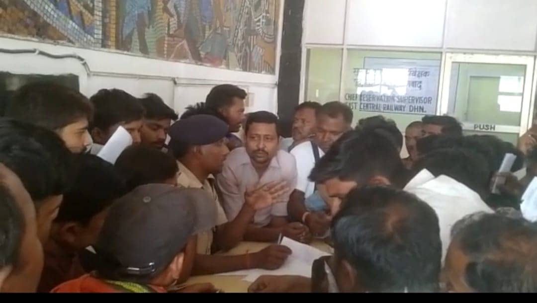 रेलवे कागज का टिकट खत्म कर रहा है और स्टशनों पर तत्काल के लिए हो रहा हंगामा ,जानिए डिटेल्स