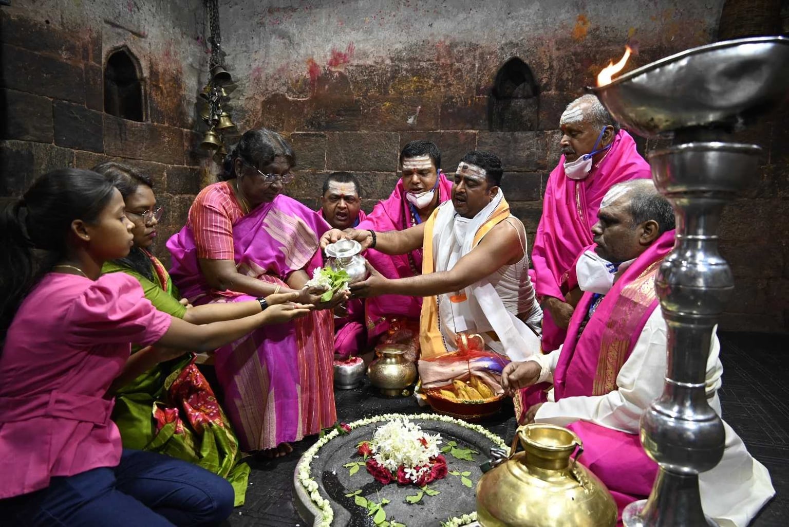 देवघर: पूरे वैदिक रीति-रिवाज और मंत्रोच्चारण के साथ राष्ट्रपति ने बाबा मंदिर में की पूजा अर्चना