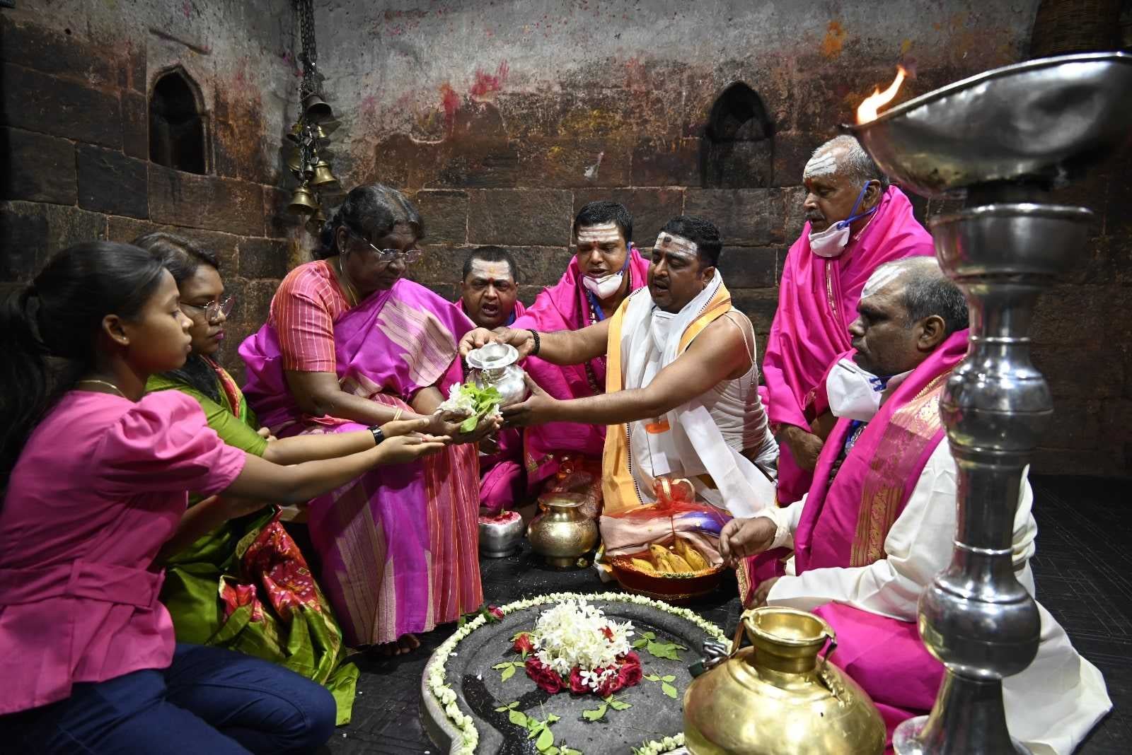 देवघर: पूरे वैदिक रीति-रिवाज और मंत्रोच्चारण के साथ राष्ट्रपति ने बाबा मंदिर में की पूजा अर्चना
