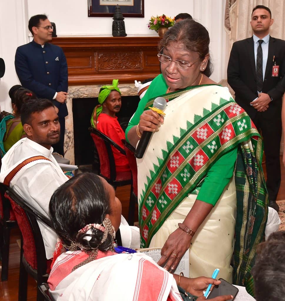 जब अपने हाथों में माइक थाम पहाड़िया और असूर जनजाति लोगों के बीच चली गयीं राष्ट्रपति द्रोपदी मुर्मू