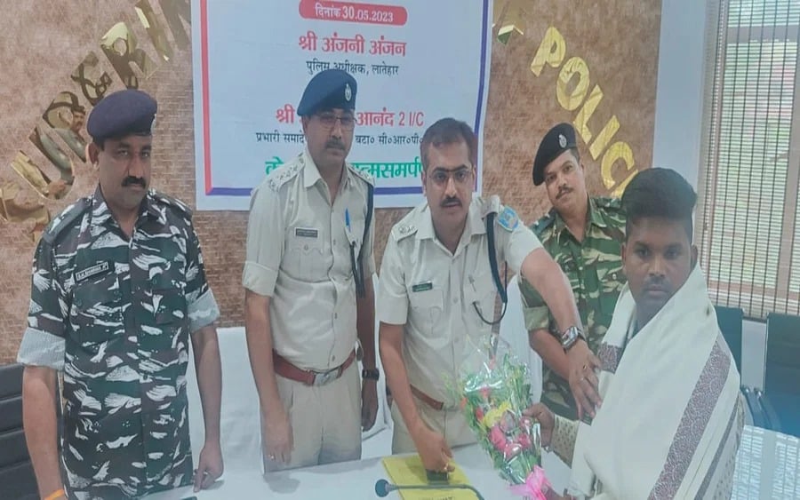 लातेहार: जेजेएमपी का एरिया कमांडर व दो लाख का इनामी नक्सली रघुनाथ सिंह ने किया आत्मसमर्पण