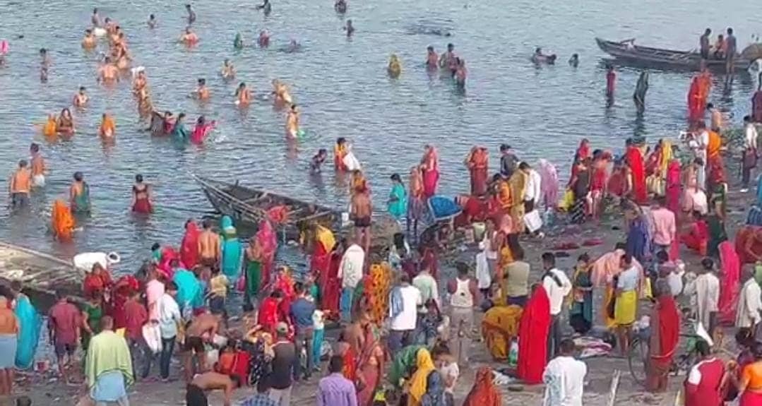 जेष्ठ पूर्णिमा पर गंगा घाटों पर उमड़ी श्रद्धालुओं की भीड़, लेकिन, झमटीया घाट को देखकर हुए नाराज, जानिए क्यों ?