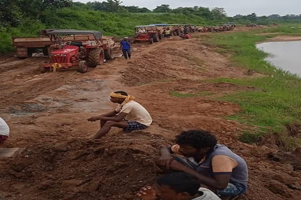 पश्चिमी सिहंभूम में फल-फूल रहा बालू माफिया का अवैध धंधा, पुलिस- प्रशासन ने भी मूंद ली हैं आंखें, जानिए क्या है पूरा खेल