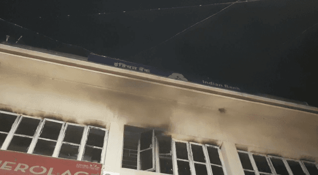 डुमरी के इंडियन बैंक में लगी आग, लाखों के नुकसन की आशंका
