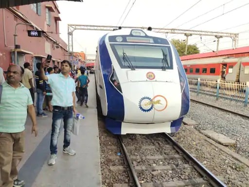 इंतजार खत्म, आज पटना पहुंचने वाला है वंदे भारत ट्रेन, आरा स्टेशन में यात्रियों को दिखा ट्रेन का फर्स्ट लुक