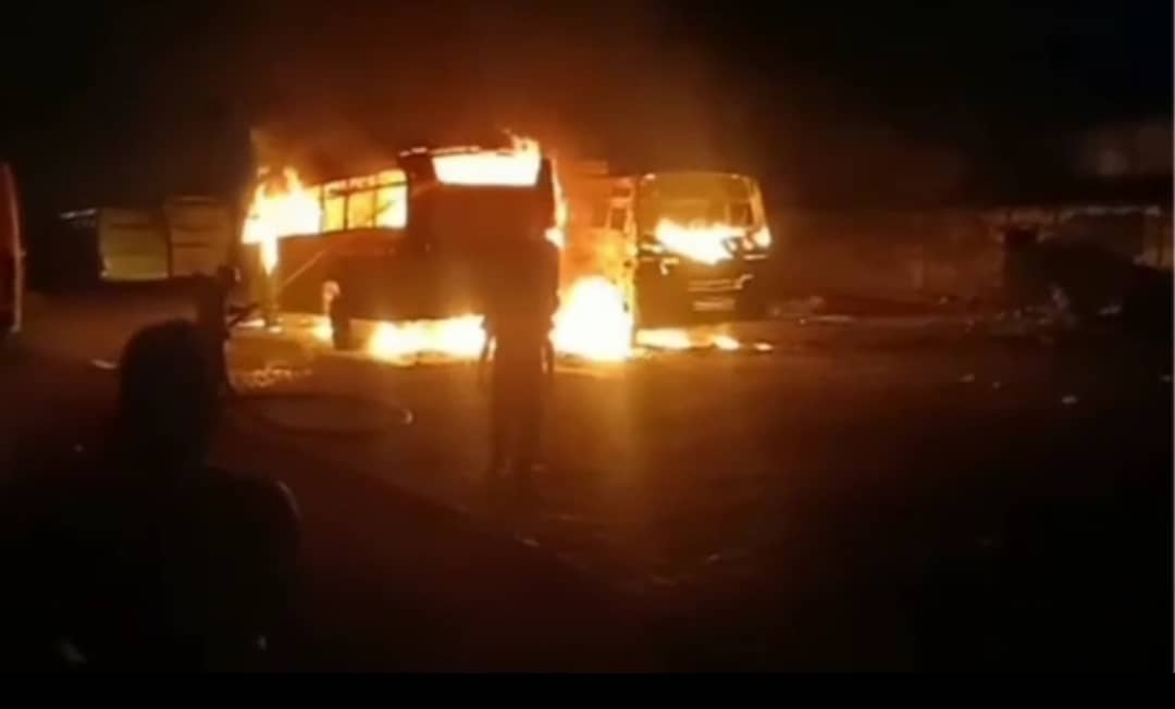 हजारीबाग के बस स्टैंड में लगी भीषण आग, कई बसें जलकर खाक, देखिए वीडियो