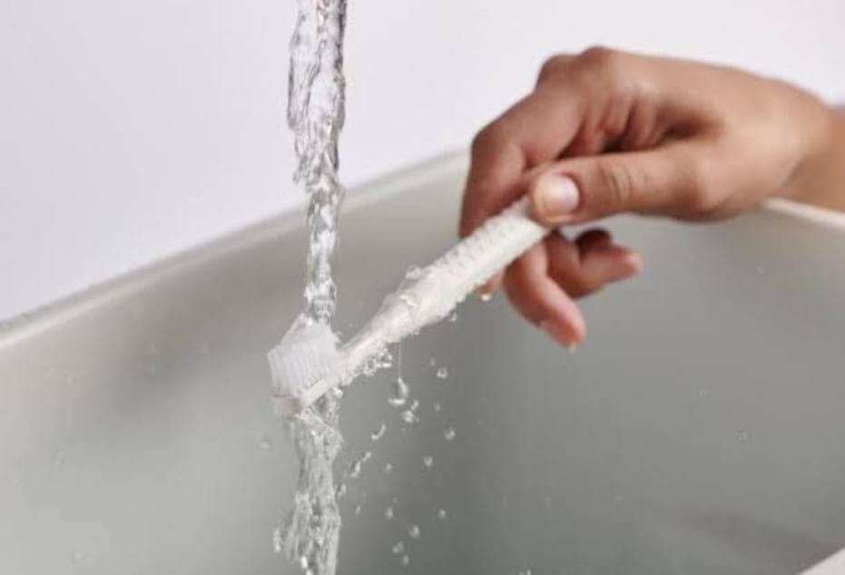 टूथपेस्ट लगाने से पहले ब्रश को गिला करने की आदत पड़ सकती है महंगी, आज ही छोड़े, जानें सच्चाई