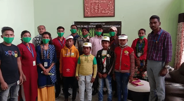 चाइल्डलाइन के बच्चों ने पत्रकारों को बांधी फ्रैंडशिप बैंड, कहा, प्लीज हेल्प अस