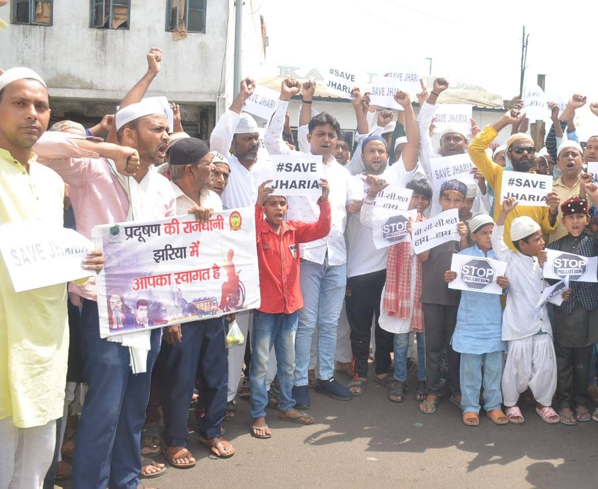 देखिये लाचारी !!जहर पी रहा है ,जहर ही खा रहा है और जहर पर ही सो रहा झरिया शहर ,कहा सोये पड़े है रहनुमा !