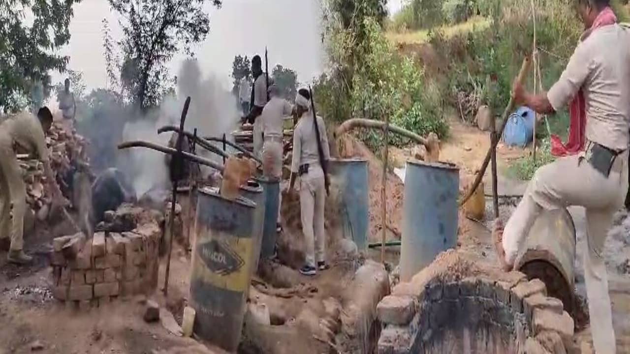 जमशेदपुर : उत्पाद विभाग की टीम ने की बड़ी कारवाई , 7600 किलोग्राम जावा महुआ और 30 लीटर महुआ शराब जब्त