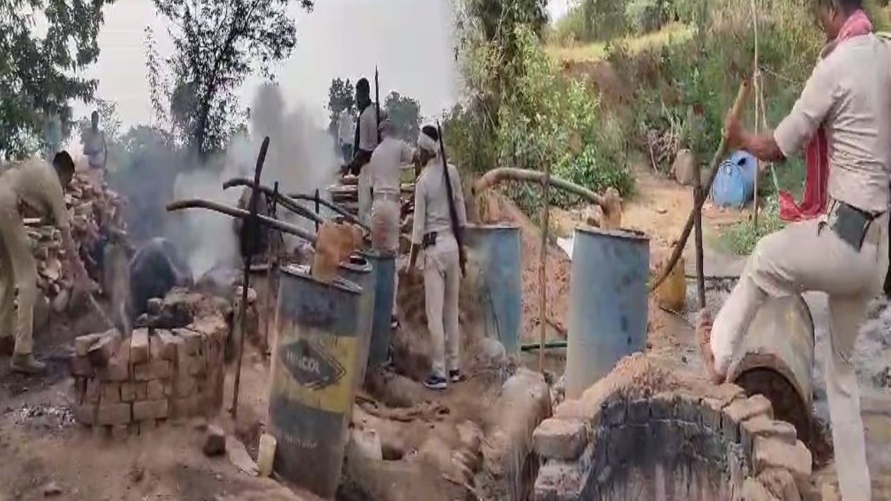 जमशेदपुर : उत्पाद विभाग की टीम ने की बड़ी कारवाई , 7600 किलोग्राम जावा महुआ और 30 लीटर महुआ शराब जब्त