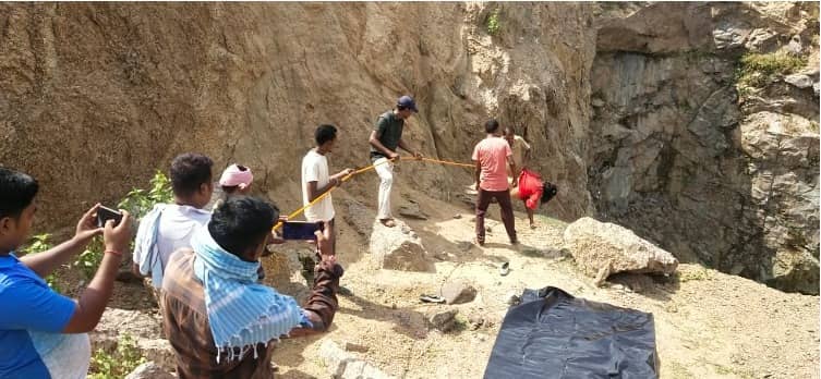 दुमका : बंद पड़े पत्थर खदान से महिला की लाश बरामद, शरीर पर मिले गोलियों के निशान, जानिए पूरा मामला